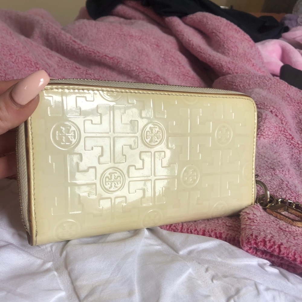 AUTH. Tory Burch Long Logo Zip Wallet